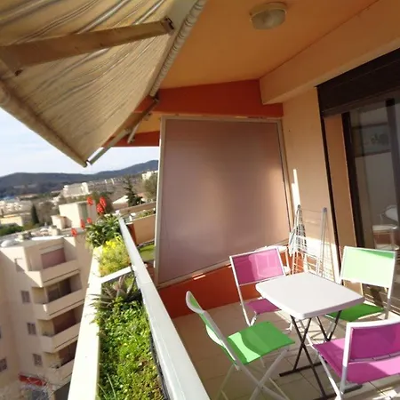 Cosy Au Lavandou Avec Terrasse Et Parking - Fr-1-308-73 Apartment